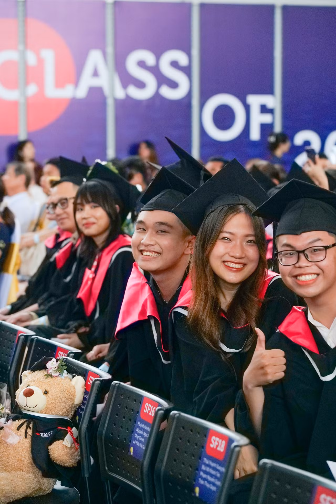 Với những nỗ lực bền bỉ của mình, Vinh (thứ ba từ phải sang) cũng đã trở thành nguồn cảm hứng tích cực cho nhiều bạn trẻ. Với những nỗ lực bền bỉ của mình, Vinh (thứ ba từ phải sang) cũng đã trở thành nguồn cảm hứng tích cực cho nhiều bạn trẻ.