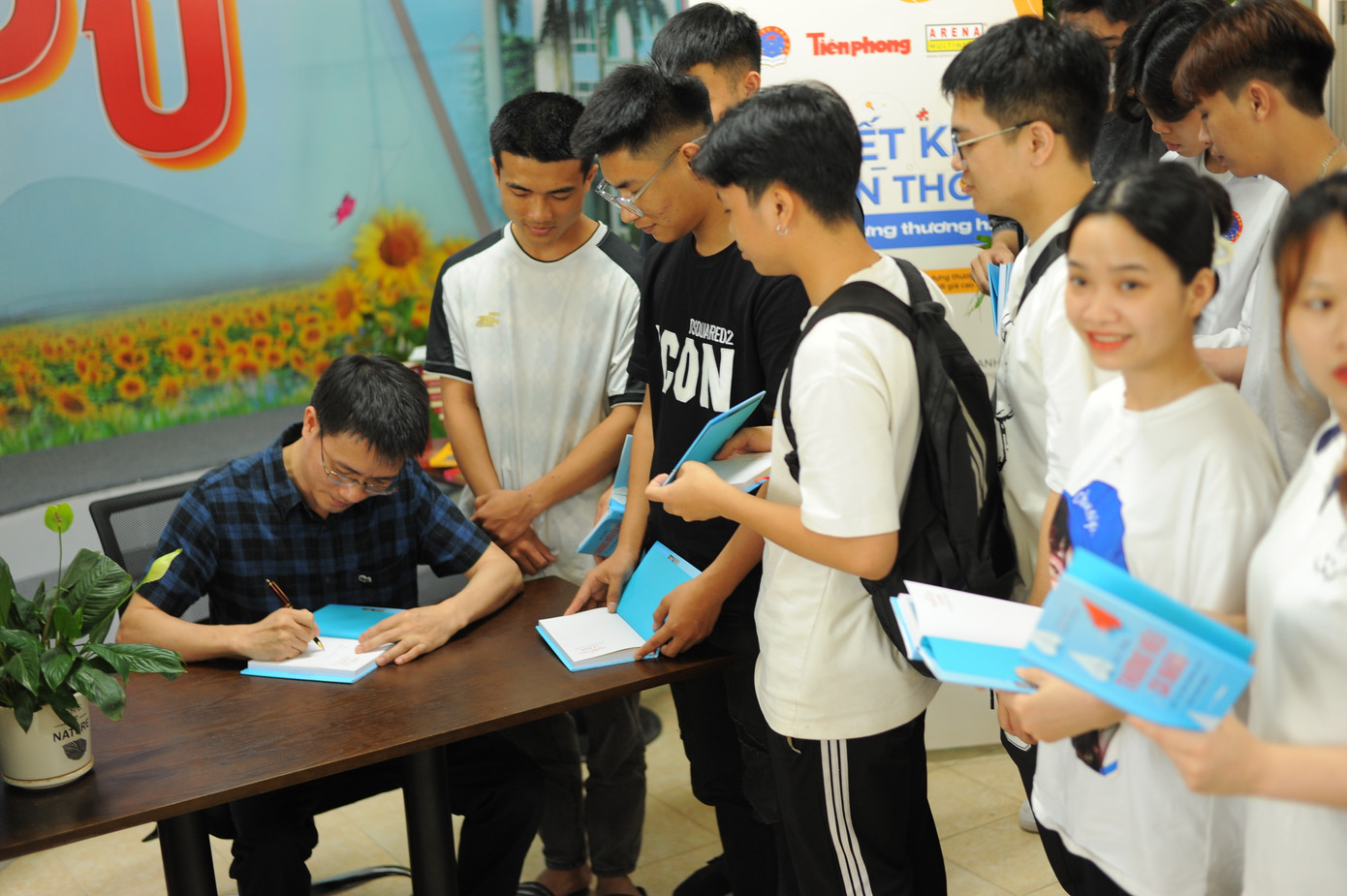 Tác giả, nhà báo Nguyễn Tuấn Anh ký tặng sách cho các bạn sinh viên.