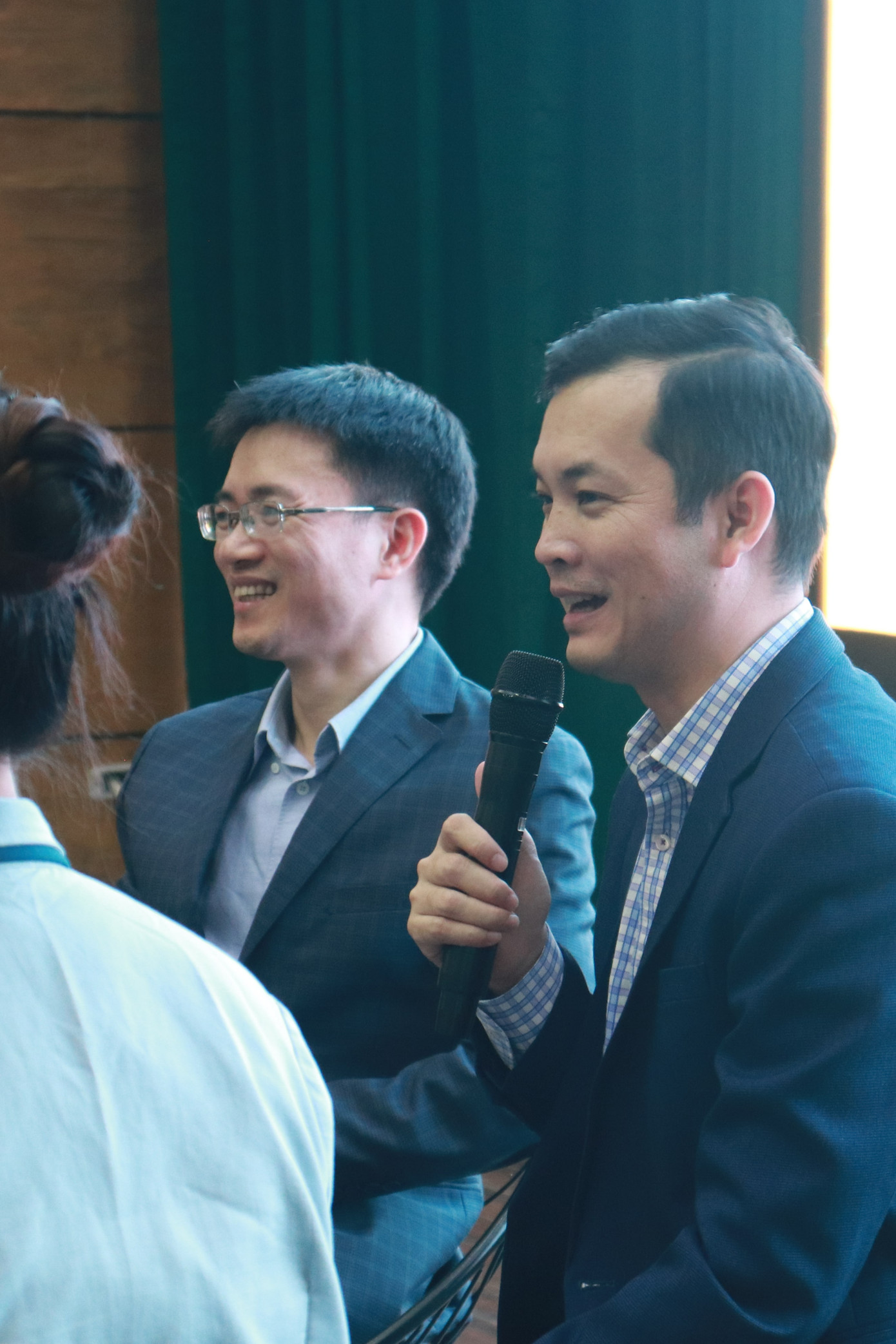 TS Vũ Tuấn Anh chia sẻ nhiều thông tin gần gũi, thực tế với sinh viên về xây dựng thương hiệu cá nhân, xử lý khủng hoảng truyền thông, bí quyết vượt qua áp lực đồng trang lứa... TS Vũ Tuấn Anh chia sẻ nhiều thông tin gần gũi, thực tế với sinh viên về xây dựng thương hiệu cá nhân, xử lý khủng hoảng truyền thông, bí quyết vượt qua áp lực đồng trang lứa...