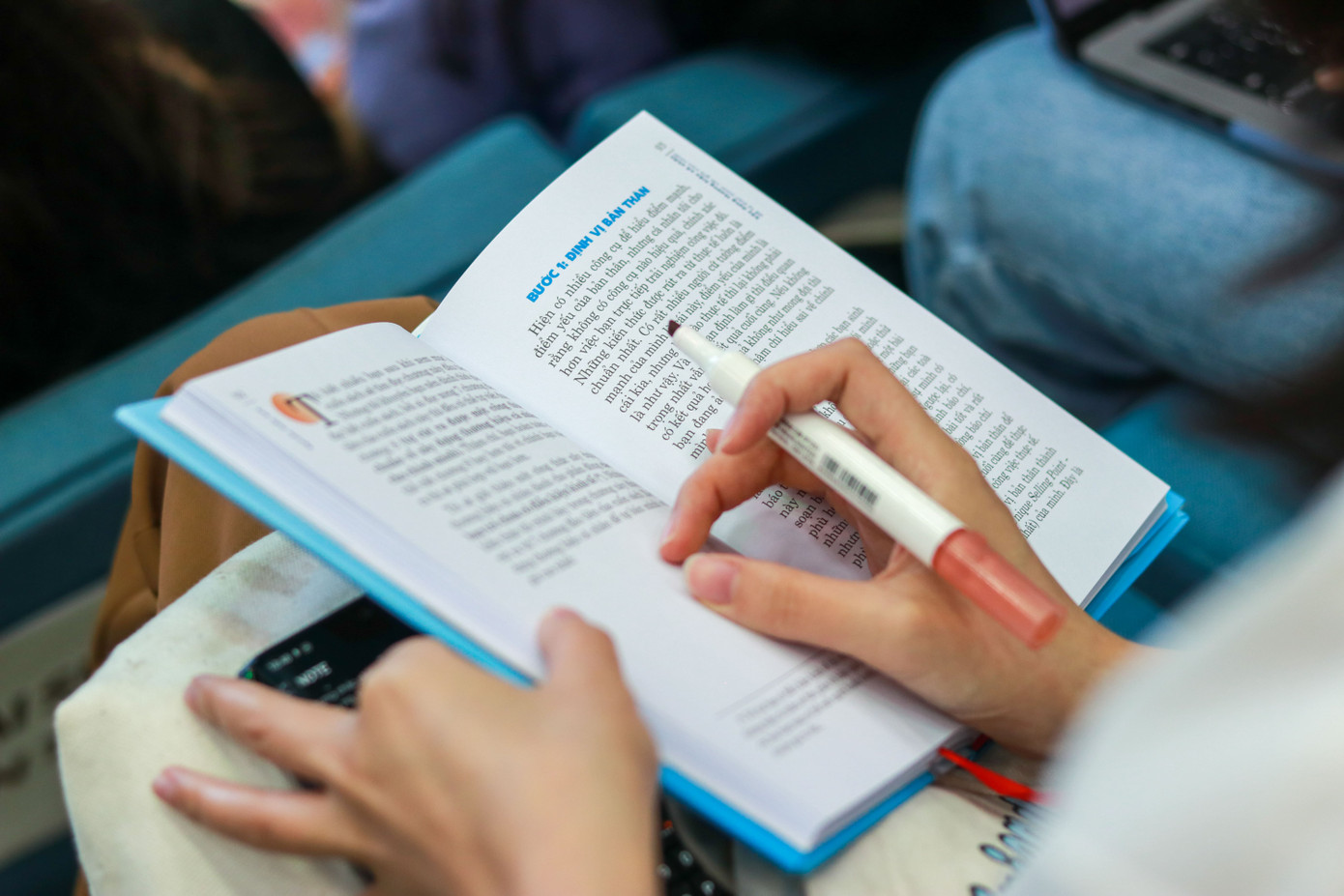 Cuốn sách Xây dựng thương hiệu cá nhân để tự bán mình với giá cao nhất được nhiều bạn sinh viên đọc ngay tại chỗ và đặt nhiều câu hỏi khó cho tác giả, nhà báo Nguyễn Tuấn Anh. Cuốn sách Xây dựng thương hiệu cá nhân để tự bán mình với giá cao nhất được nhiều bạn sinh viên đọc ngay tại chỗ và đặt nhiều câu hỏi khó cho tác giả, nhà báo Nguyễn Tuấn Anh.