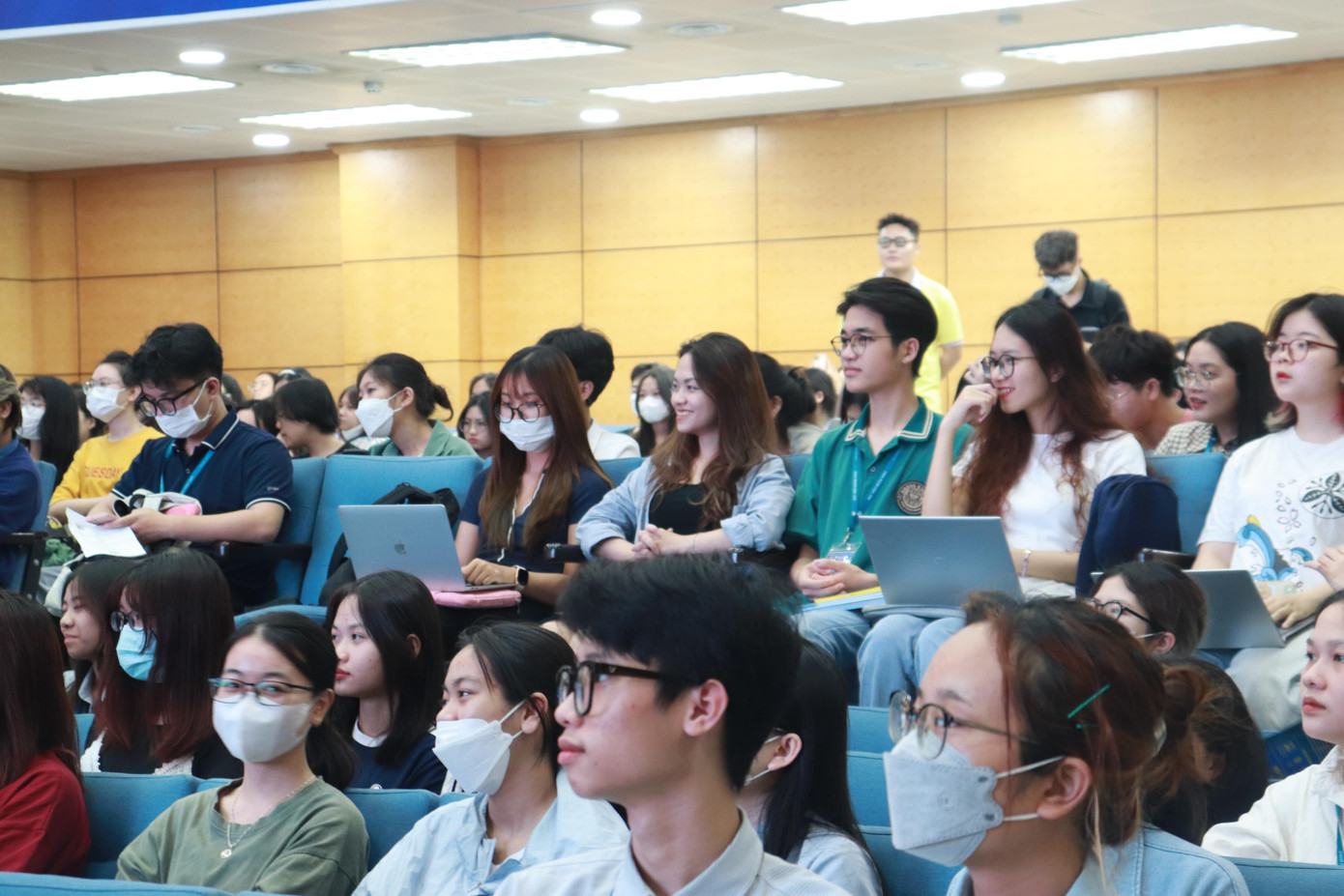 Đông đảo các bạn sinh viên háo hức tham dự chương trình. Đông đảo các bạn sinh viên háo hức tham dự chương trình.