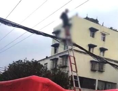 Bản tin 14H: Cụ bà 70 tuổi leo thang tre, đánh đu lên dây điện ảnh 1