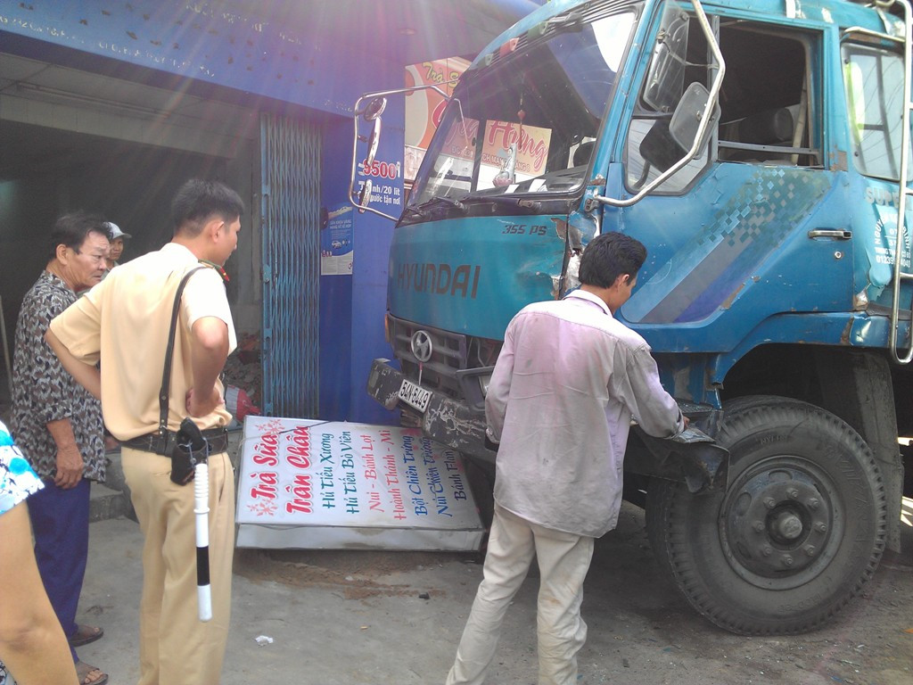 Lực lượng CSGT Cần Thơ có mặt tại hiện trường