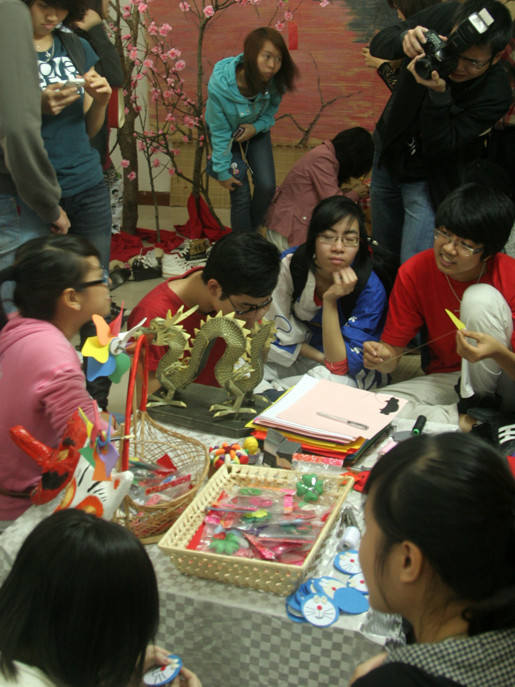 Góc làm búp bê Daruma, Đôreamon... bằng vải dạ hút nhiều bạn trẻ