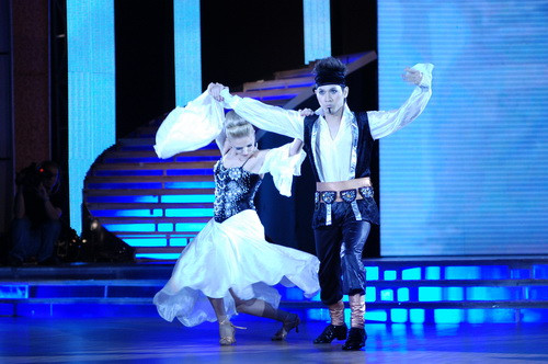 Á quân của đêm thi trước - Nguyên Vũ tụt xuống giữa bảng dù đã hóa thân rất ngọt vào hình tượng anh chàng cướp biển.