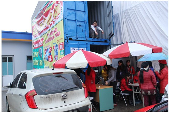 Media Mart Thái Nguyên bố trí 2 container ngay ngoài sân để phục vụ giao hàng cho khách giảm tải áp lực cho phía bên trong siêu thị