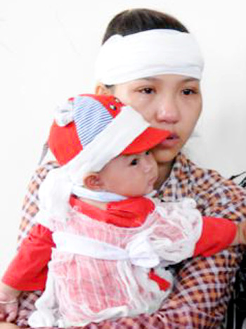 Từ sáng sớm, vợ nạn nhân bế theo đứa con 5 tháng tuổi tới phiên tòa. Khi chồng chị mất đứa bé chưa chào đời nên Tuấn Anh chưa một lần được nhìn mặt con. Vợ nạn nhân bế đứa con 5 tháng tuổi tới phiên tòa