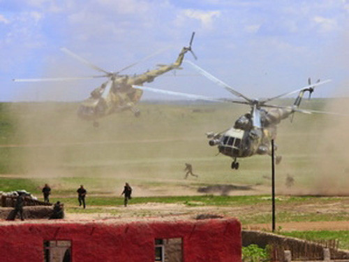 Máy bay và binh sĩ lực lượng đặc nhiệm Nga trong một cuộc tập trận. Ảnh: THX/TTXVN