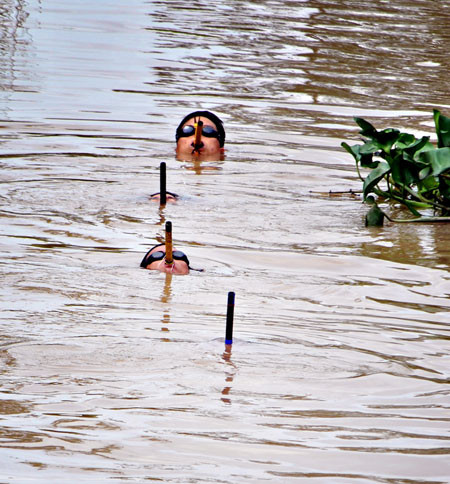 ổ đặc công nước chuẩn bị tiếp cận mục tiêu