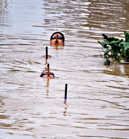 ổ đặc công nước chuẩn bị tiếp cận mục tiêu