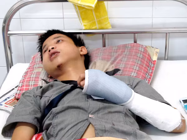 SV Nguyễn Văn Mạnh nằm điều trị tại BV Đa khoa Đà Nẵng Ảnh: N.C