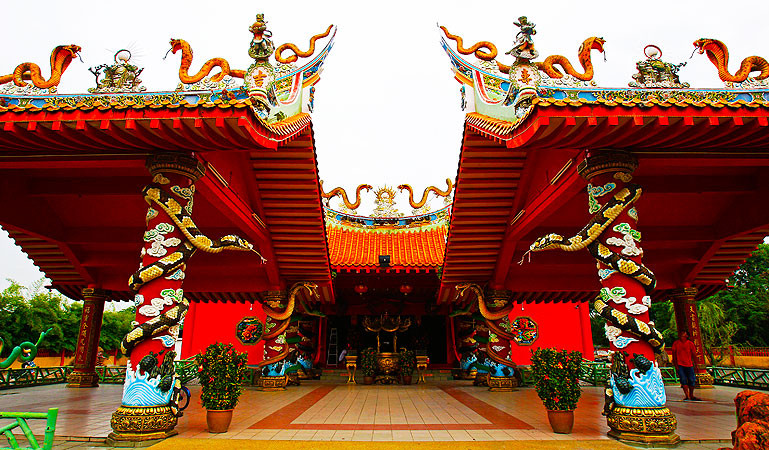 Một ngôi Chùa Rắn tại Malaysia được trang trí và vẽ hình rắn từ ngoài vào trong