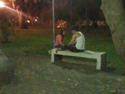 Một cặp tình nhân ngồi tâm sự cùng nhau