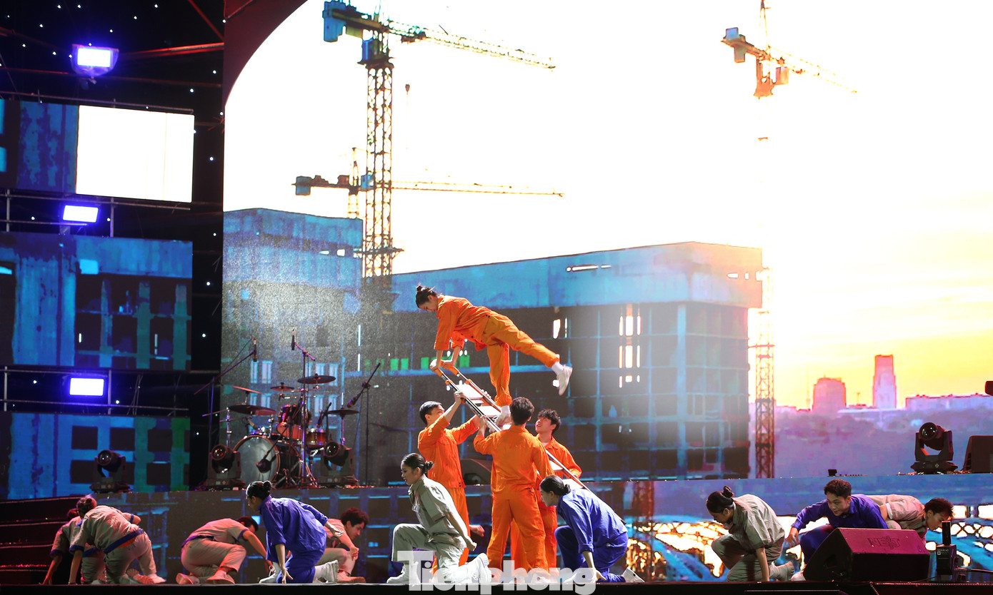 Trong chuỗi hoạt động Ngày hội Thanh niên công nhân - Lan tỏa năng lượng tích cực năm 2023 tại Khu Công nghiệp Bắc Thăng Long (Hà Nội), diễn ra đêm nhạc với sự tham gia trình diễn của nhiều nghệ sĩ, ca sĩ trẻ được nhiều người mến mộ. Ảnh: Lâm Đăng Hải