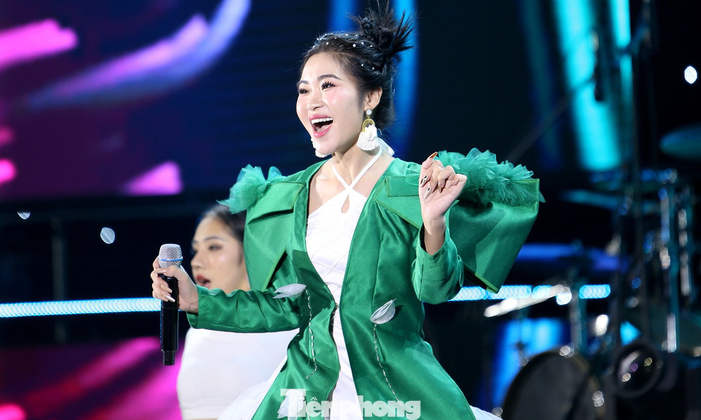 Đêm nhạc còn có điểm nhấn với âm hưởng dân gian khi Hà MyO thể hiện Xẩm Hà Nội và Nụ cười 18 - 20; ca sĩ Trần Mạnh Cường mang đến 3 bài Son, Ngồi tựa mạn thuyền và Mời trầu. Ảnh: Lâm Đăng Hải