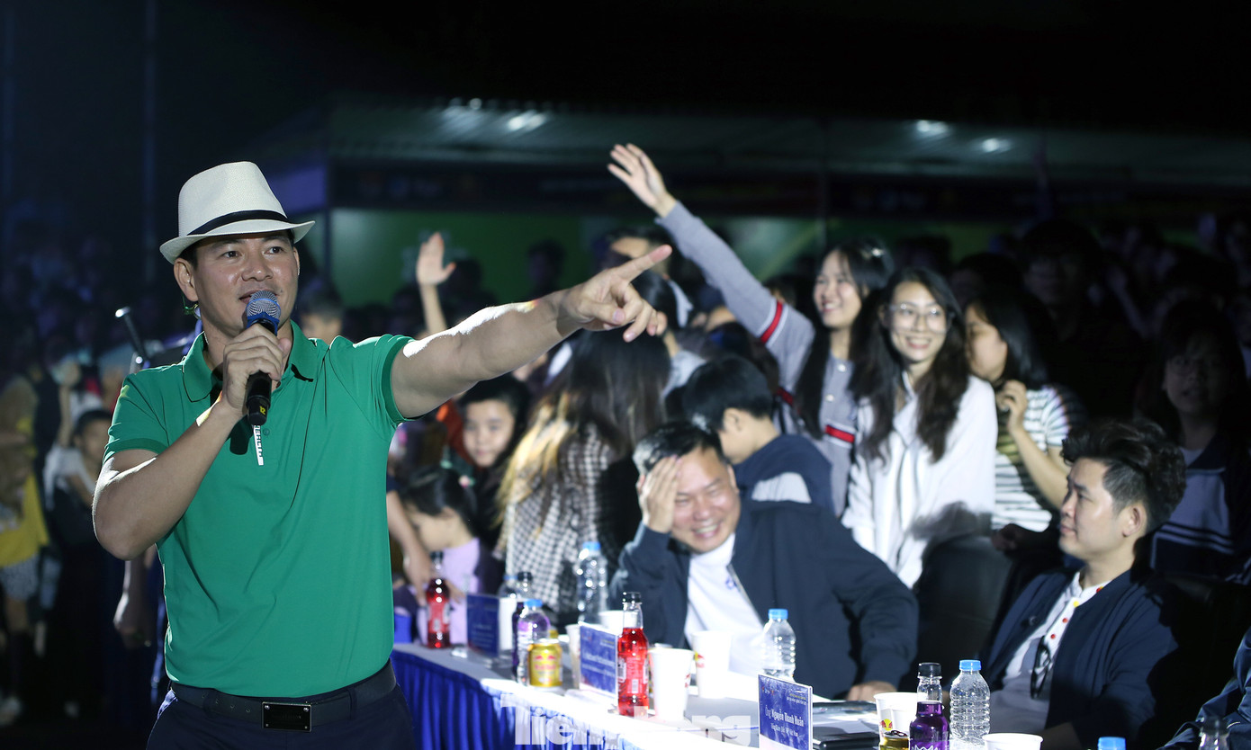 Đặc biệt, đêm nhạc đã rộn vang những tiếng cười và những tràng pháo tay với màn giao lưu cùng NSƯT Xuân Bắc. Ảnh: Lâm Đăng Hải