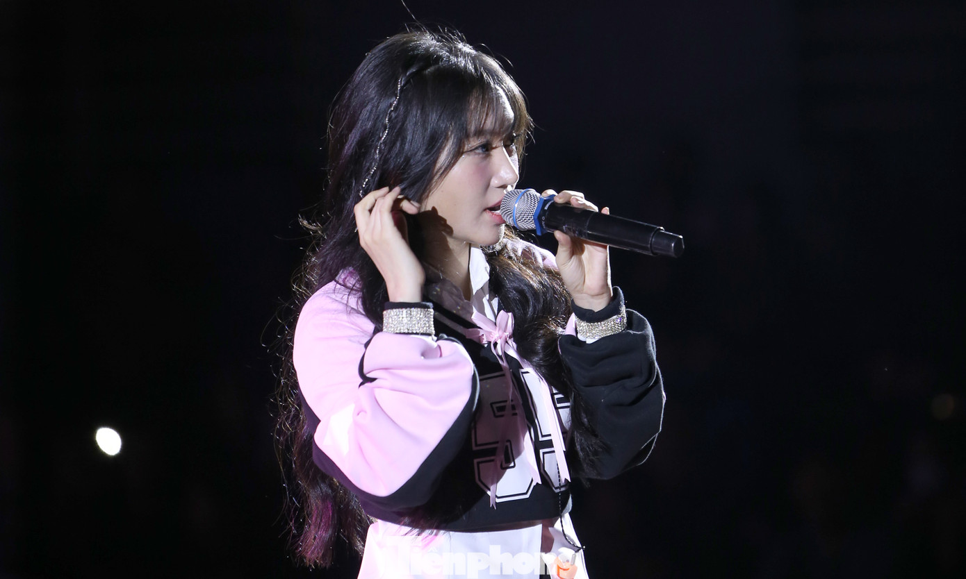 Ca sĩ Orange khuấy động chương trình với các ca khúc Khi em lớn, Em hát ai nghe, Có đau thì đau một mình. Ảnh: Lâm Đăng Hải