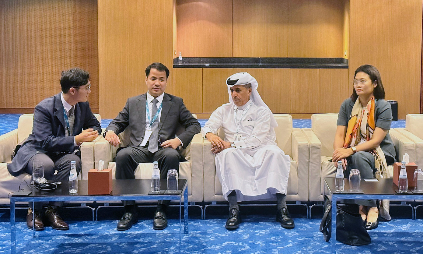 Bí thư T.Ư Đoàn Ngô Văn Cương cùng thành viên đoàn Việt Nam gặp và trao đổi với Thứ trưởng Bộ Giáo dục Qatar. Ảnh: Ban Quốc tế T.Ư Đoàn.