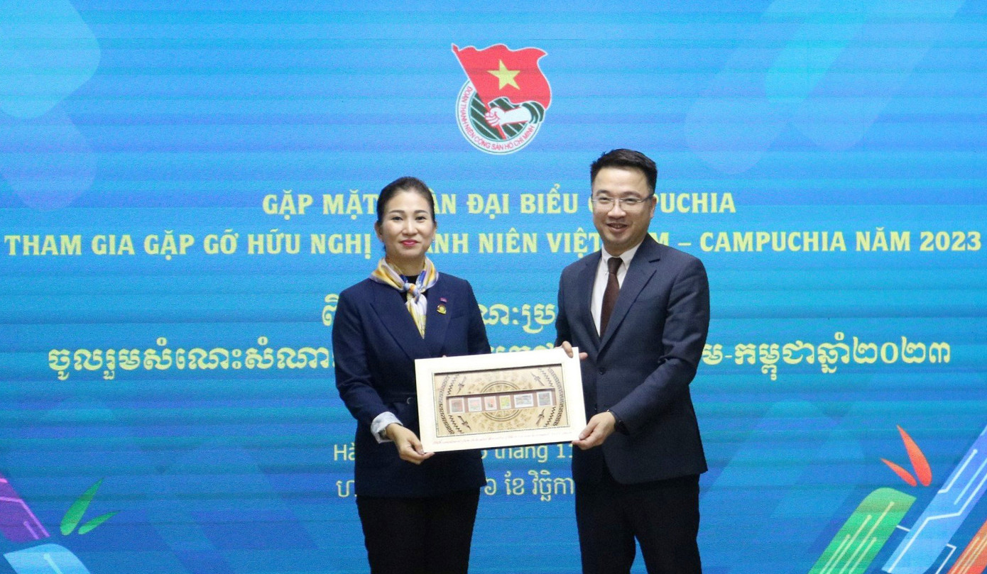 Bí thư T.Ư Đoàn TNCS Hồ Chí Minh Nguyễn Tường Lâm trao tặng quà cho Phó Chủ tịch Hội LHTN Campuchia Dam Darin. Ảnh: Trịnh Lý Bí thư T.Ư Đoàn TNCS Hồ Chí Minh Nguyễn Tường Lâm trao tặng quà cho Phó Chủ tịch Hội LHTN Campuchia Dam Darin. Ảnh: Trịnh Lý