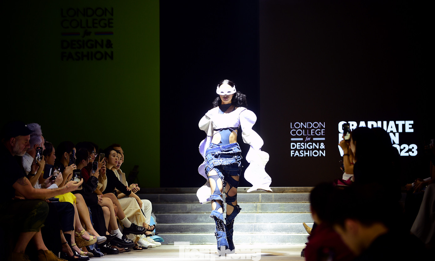 Trong ba ngày (24 - 27/11) tại Bảo tàng Hà Nội diễn ra Tuần lễ thời trang tốt nghiệp 2023 với chủ đề "Intertwine - Giao thoa". Ảnh: Xuân Tùng