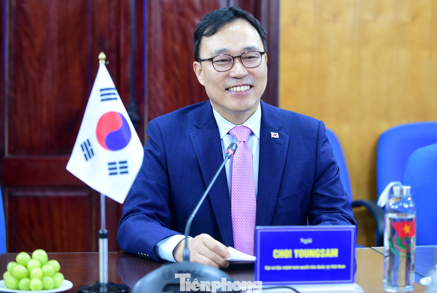 Đại sứ đặc mệnh toàn quyền Hàn Quốc tại Việt Nam Choi Youngsam trao đổi tại buổi tiếp. Ảnh: Xuân Tùng