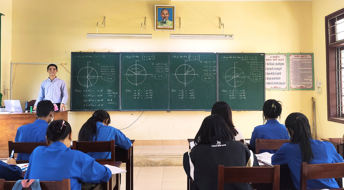 Thầy giáo Trần Đình Phương đã có nhiều sáng kiến trong phương pháp giảng dạy môn Toán. Ảnh: NVCC