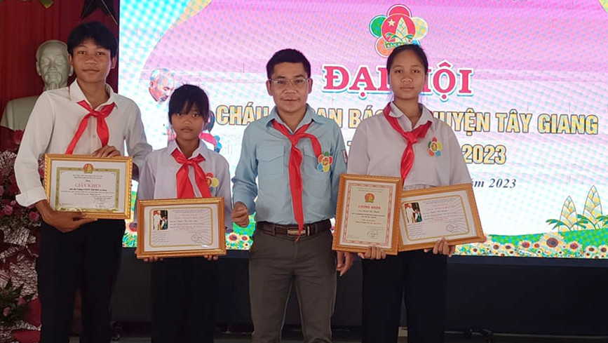 Thầy giáo kiêm Tổng Phụ trách Đội - Bnướch Zói nhiều năm liền chuyển tải kiến thức, kỹ năng cho học sinh. Ảnh: NVCC