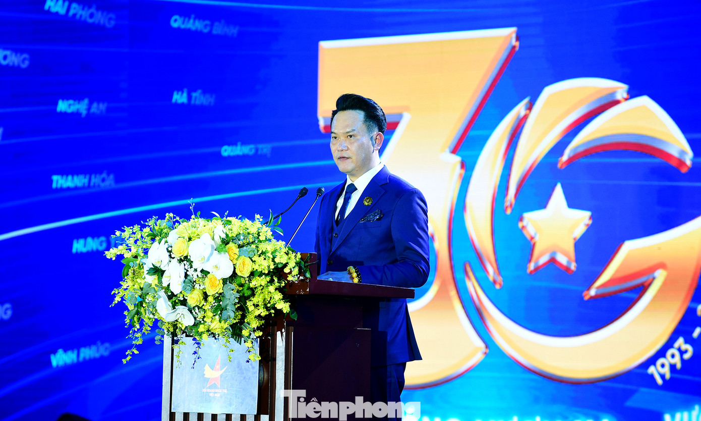 Anh Đặng Hồng Anh trình bày diễn văn kỷ niệm 30 năm Phong trào Doanh nhân trẻ Việt Nam. Ảnh: Xuân Tùng