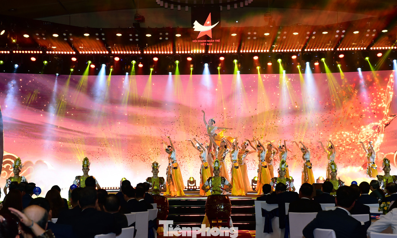 Tiết mục văn nghệ tại Lễ kỷ niệm 30 năm Phong trào Doanh nhân trẻ Việt Nam chiều 27/11. Ảnh: Xuân Tùng