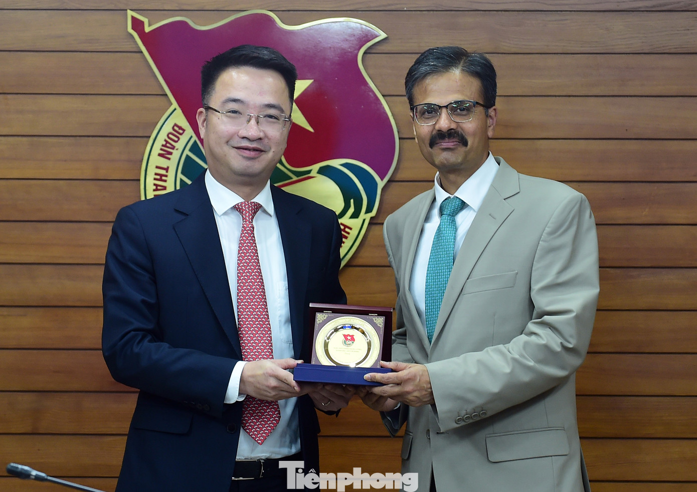 Bí thư T.Ư Đoàn tặng quà lưu niệm Báo cáo viên đặc biệt của Liên Hợp Quốc về quyền phát triển Surya Deva. Ảnh: Xuân Tùng Bí thư T.Ư Đoàn tặng quà lưu niệm Báo cáo viên đặc biệt của Liên Hợp Quốc về quyền phát triển Surya Deva. Ảnh: Xuân Tùng