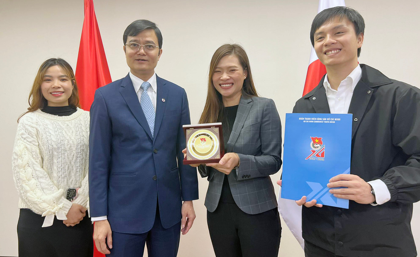 Anh Bùi Quang Huy tặng quà Hội Thanh niên Sinh viên Việt Nam tại Nhật Bản.