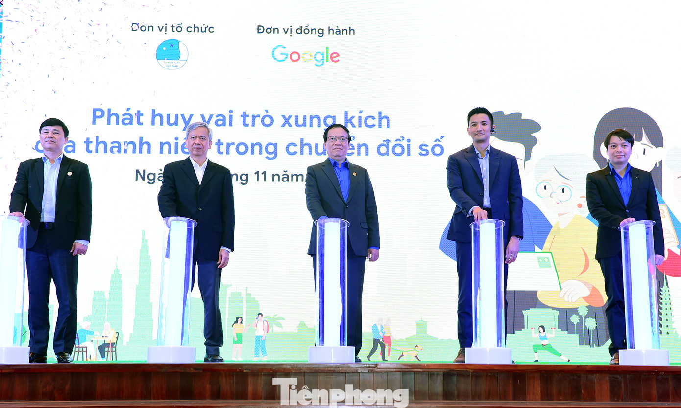 Các đại biểu thực hiện nghi thức khai mạc Diễn đàn. Ảnh: Xuân Tùng Các đại biểu thực hiện nghi thức khai mạc Diễn đàn. Ảnh: Xuân Tùng