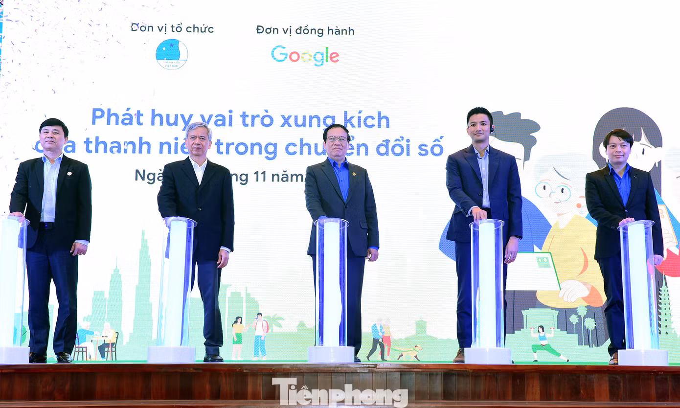 Các đại biểu thực hiện nghi thức khai mạc Diễn đàn. Ảnh: Xuân Tùng