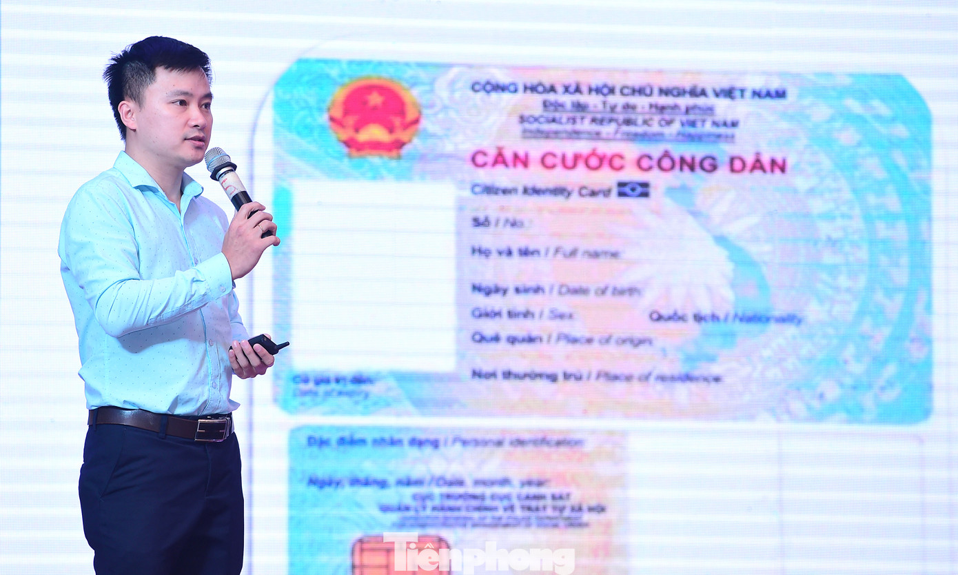 Anh Lê Bình Dương - Phó Bí thư Chi đoàn Viện Ứng dụng Công nghệ, Bộ KH&CN cho biết, chuyển đổi số là một trong những vấn đề được quan tâm nhiều tại Việt Nam. Anh dẫn chứng, gõ từ khóa "chuyển đổi số" tìm kiếm trên google, xuất hiện hơn 325 triệu kết quả với 0,28 giây. Kết quả này nhiều hơn cả với lớn hơn từ khóa tìm kiếm "Blaclpink" (nhóm nhạc nổi tiếng của Hàn Quốc) chỉ có 283 triệu kết quả trong vòng 0,34 giây. Ảnh: Xuân Tùng Anh Lê Bình Dương - Phó Bí thư Chi đoàn Viện Ứng dụng Công nghệ, Bộ KH&CN cho biết, chuyển đổi số là một trong những vấn đề được quan tâm nhiều tại Việt Nam. Anh dẫn chứng, gõ từ khóa "chuyển đổi số" tìm kiếm trên google, xuất hiện hơn 325 triệu kết quả với 0,28 giây. Kết quả này nhiều hơn cả với lớn hơn từ khóa tìm kiếm "Blaclpink" (nhóm nhạc nổi tiếng của Hàn Quốc) chỉ có 283 triệu kết quả trong vòng 0,34 giây. Ảnh: Xuân Tùng