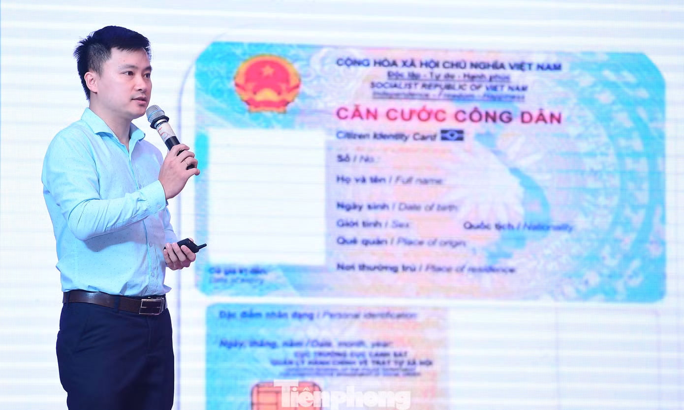 Anh Lê Bình Dương - Phó Bí thư Chi đoàn Viện Ứng dụng Công nghệ, Bộ KH&amp;CN cho biết, chuyển đổi số là một trong những vấn đề được quan tâm nhiều tại Việt Nam. Anh dẫn chứng, gõ từ khóa "chuyển đổi số" tìm kiếm trên google, xuất hiện hơn 325 triệu kết quả với 0,28 giây. Kết quả này nhiều hơn cả với lớn hơn từ khóa tìm kiếm "Blaclpink" (nhóm nhạc nổi tiếng của Hàn Quốc) chỉ có 283 triệu kết quả trong vòng 0,34 giây. Ảnh: Xuân Tùng