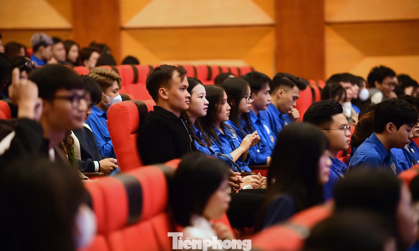 Đông đảo thanh niên, sinh viên tham gia chương trình. Ảnh: Xuân Tùng
