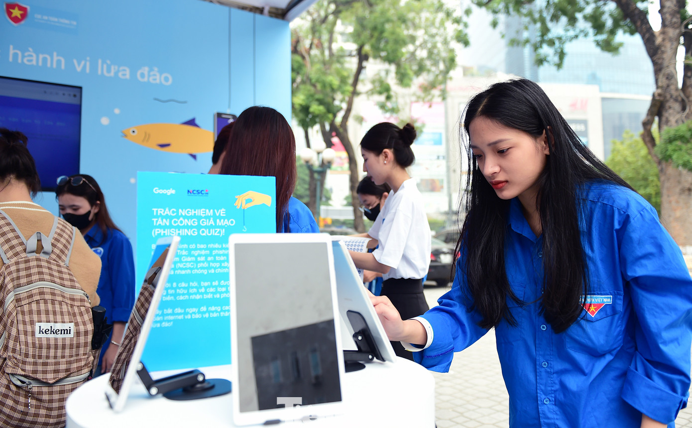 Các đại biểu tham dự chương trình.