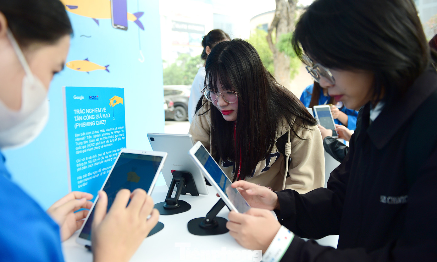 Các bạn trẻ tham gia các hoạt động trải nghiệm tại chương trình. Ảnh: Xuân Tùng Các bạn trẻ tham gia các hoạt động trải nghiệm tại chương trình. Ảnh: Xuân Tùng