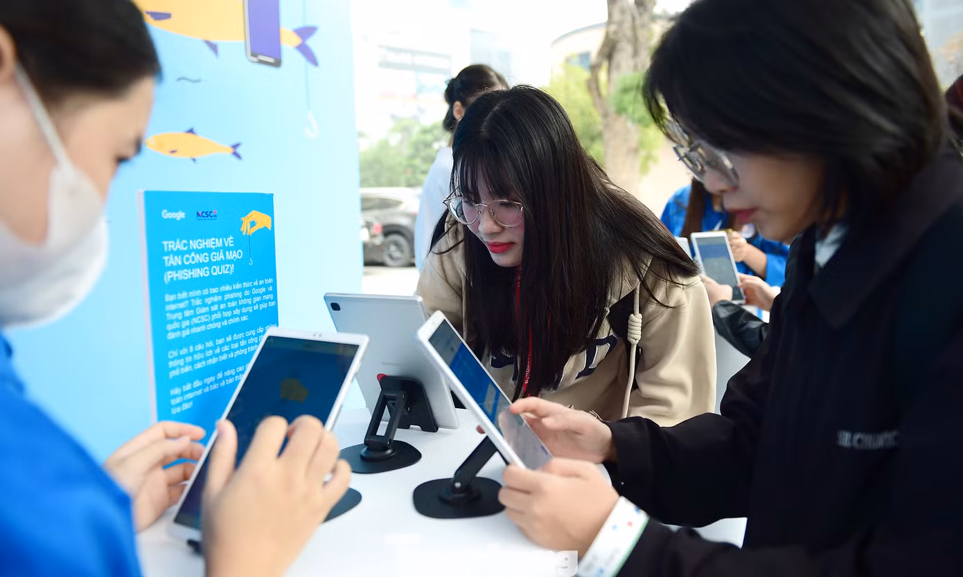 Các bạn trẻ tham gia các hoạt động trải nghiệm tại chương trình. Ảnh: Xuân Tùng