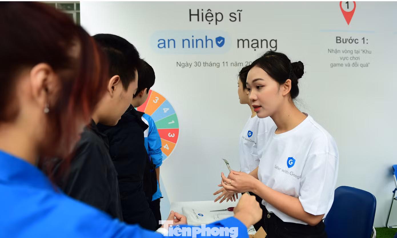 Các bạn trẻ tham gia các hoạt động trải nghiệm tại chương trình. Ảnh: Xuân Tùng