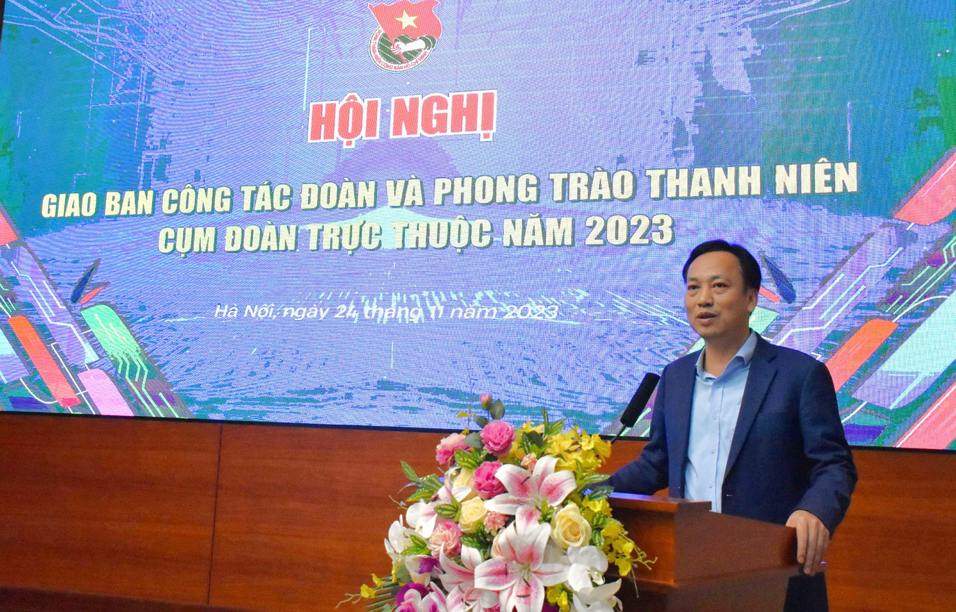 Phó Bí thư thường trực Đảng uỷ Khối các cơ quan T.Ư Lại Xuân Lâm phát biểu chào mừng tại hội nghị. Phó Bí thư thường trực Đảng uỷ Khối các cơ quan T.Ư Lại Xuân Lâm phát biểu chào mừng tại hội nghị.