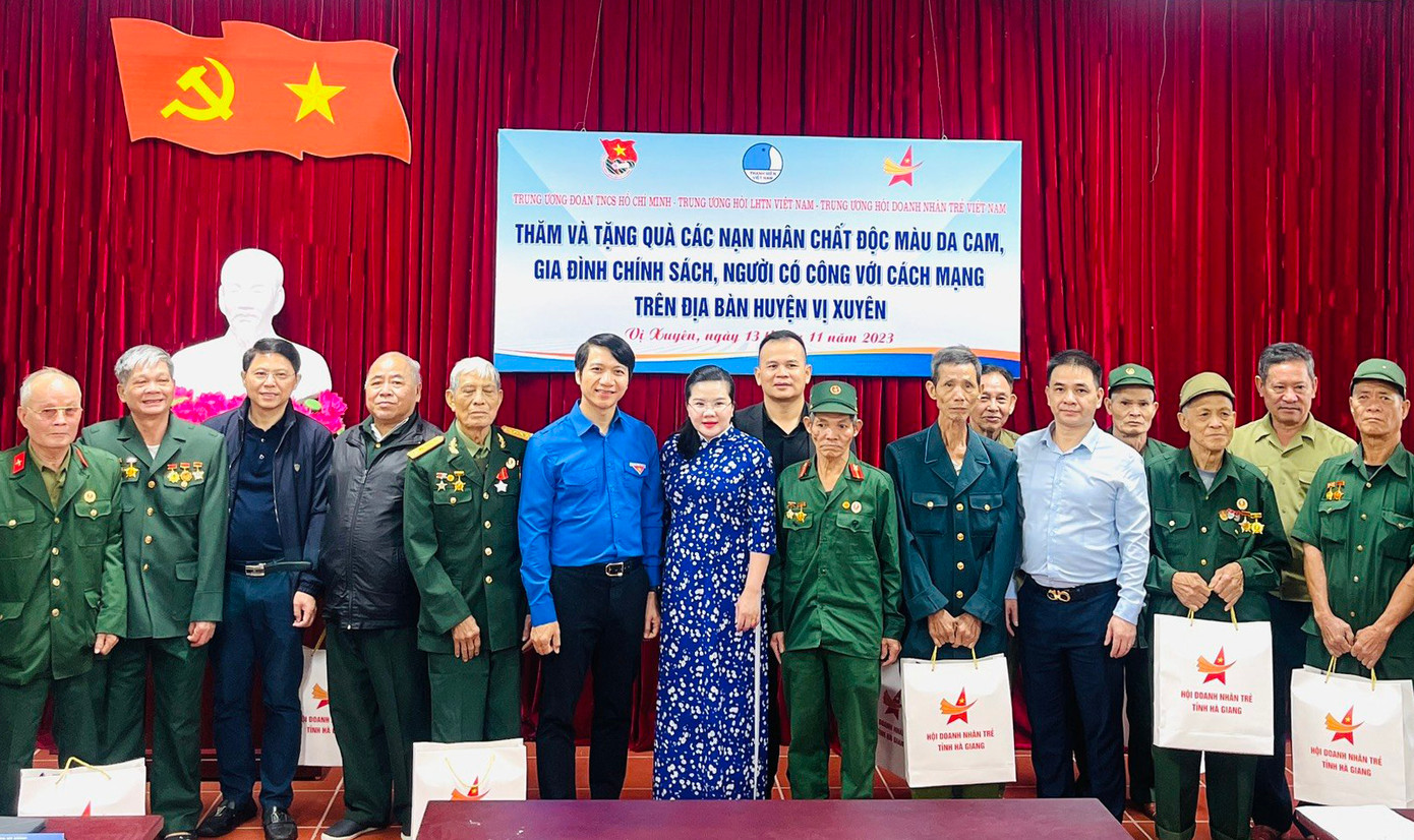 Anh Nguyễn Ngọc Lương (thứ sáu từ trái sang) và các đại biểu tặng quà người có công với cách mạng tại chương trình. Ảnh: BTC