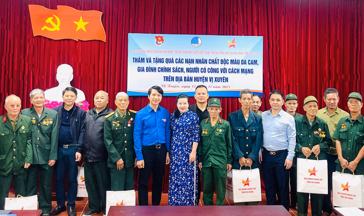 Anh Nguyễn Ngọc Lương (thứ sáu từ trái sang) và các đại biểu tặng quà người có công với cách mạng tại chương trình. Ảnh: BTC