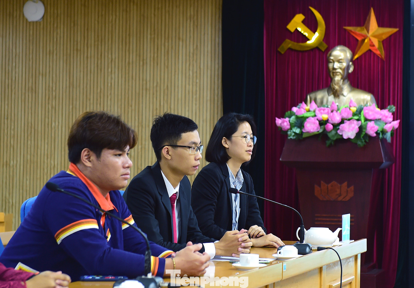 Nguyễn Thanh Hoàng (ngồi thứ hai từ trái sang) phát biểu ý kiến tại chương trình. Ảnh: Xuân Tùng