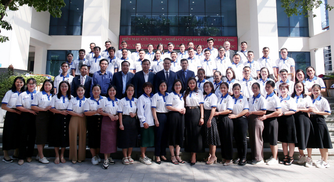 Lãnh đạo Ủy ban Dân tộc và Ban tổ chức, cùng các thầy cô được tuyên dương trong chương trình Chia sẻ cùng thầy cô năm 2023. Ảnh: Lâm Đăng Hải