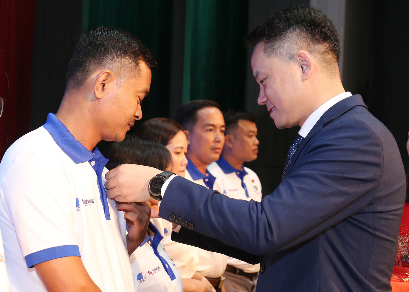 Phó Chủ tịch thường trực T.Ư Hội LHTN Việt Nam Nguyễn Kim Quy trao Kỷ niệm chương cho các thầy cô giáo. Ảnh: Lâm Đăng Hải