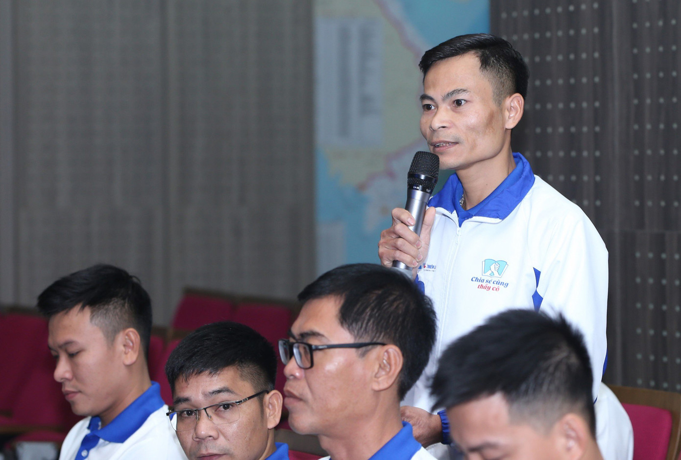 Nhiều ý kiến từ các thầy giáo, cô giáo được chia sẻ tại buổi gặp mặt. Ảnh: Lâm Đăng Hải