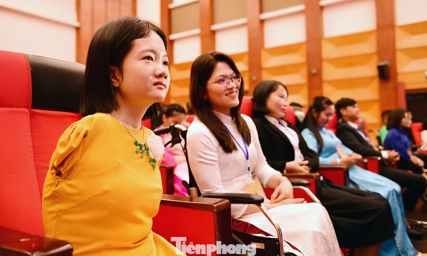 Cô giáo không tay" Lê Thị Thắm (áo vàng) tại chương trình. Ảnh: Xuân Tùng Cô giáo không tay" Lê Thị Thắm (áo vàng) tại chương trình. Ảnh: Xuân Tùng