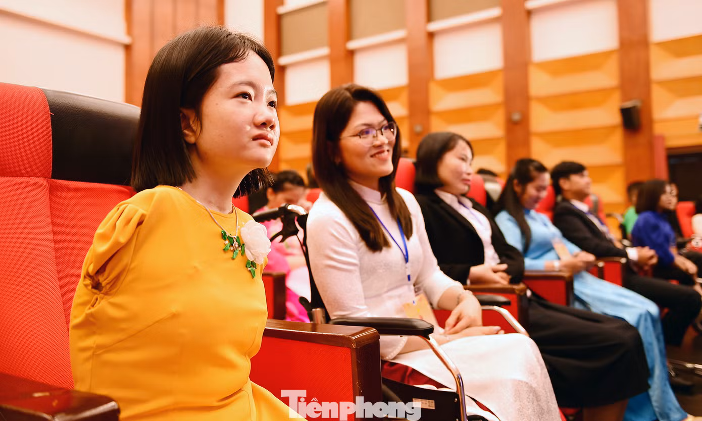 Cô giáo không tay" Lê Thị Thắm (áo vàng) tại chương trình. Ảnh: Xuân Tùng