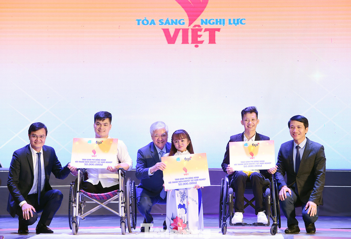 Bí thư T.Ư Đảng, Chủ tịch Ủy ban T.Ư MTTQ Việt Nam Đỗ Văn Chiến; Bí thư thứ nhất T.Ư Đoàn Bùi Quang Huy; Bí thư thường trực T.Ư Đoàn Nguyễn Ngọc Lương tặng quà tới ba gương thanh niên khuyết tật tiêu biểu tại chương trình. Ảnh: Xuân Tùng Bí thư T.Ư Đảng, Chủ tịch Ủy ban T.Ư MTTQ Việt Nam Đỗ Văn Chiến; Bí thư thứ nhất T.Ư Đoàn Bùi Quang Huy; Bí thư thường trực T.Ư Đoàn Nguyễn Ngọc Lương tặng quà tới ba gương thanh niên khuyết tật tiêu biểu tại chương trình. Ảnh: Xuân Tùng